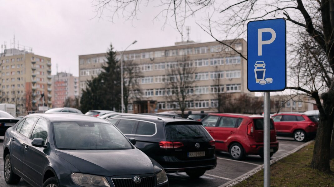 Parkovisko pred nemocnicou v Prešove s autami a orientačnými tabuľami
