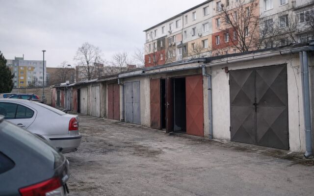 Ceny garáží v Petržalke a Podunajských Biskupiciach klesajú, zobrazené parkovisko v Bratislave.