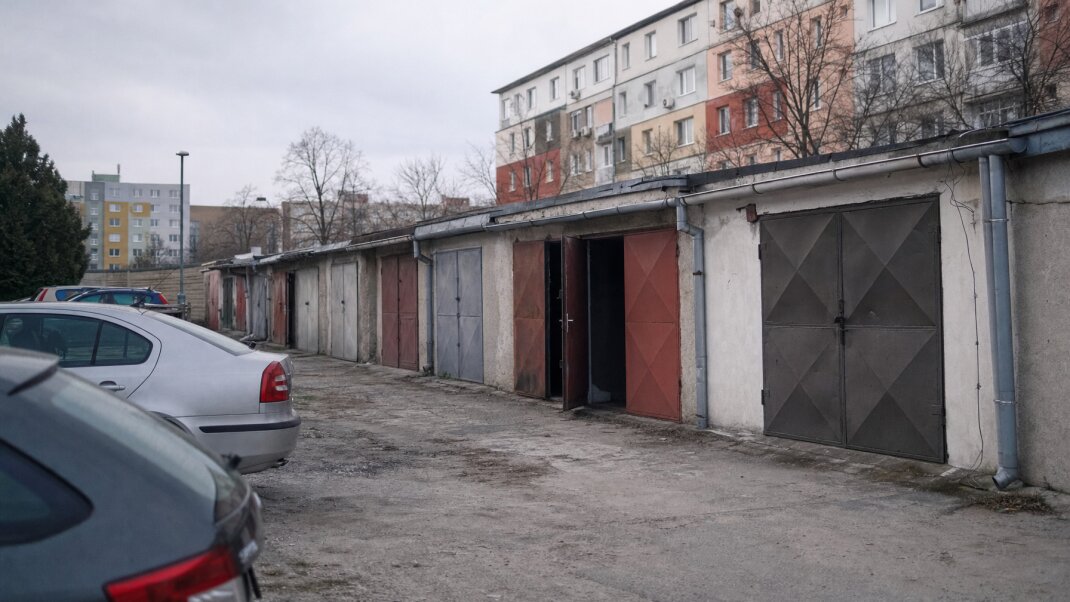 Ceny garáží v Petržalke a Podunajských Biskupiciach klesajú, zobrazené parkovisko v Bratislave.