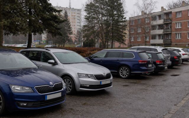 Parkovisko v Žiline s autami a nápisom 'Na prenájom'