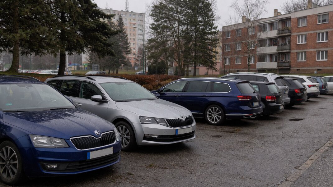 Parkovisko v Žiline s autami a nápisom 'Na prenájom'