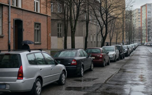 Moderná štvrť s lavičkami a stromami bez viditeľných parkovacích miest