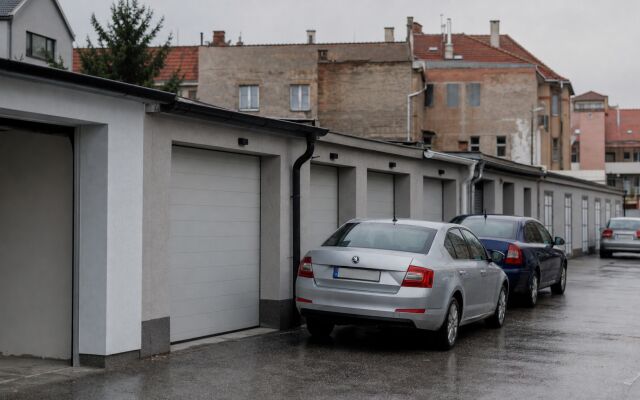 Parkovisko pred novostavbou v Bratislave s voľnými miestami