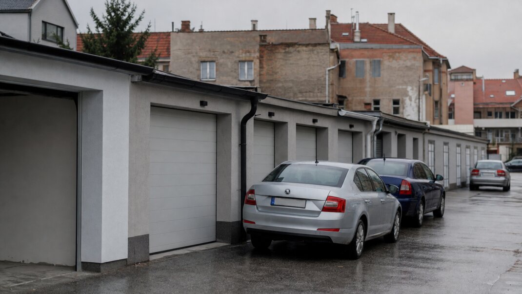 Parkovisko pred novostavbou v Bratislave s voľnými miestami