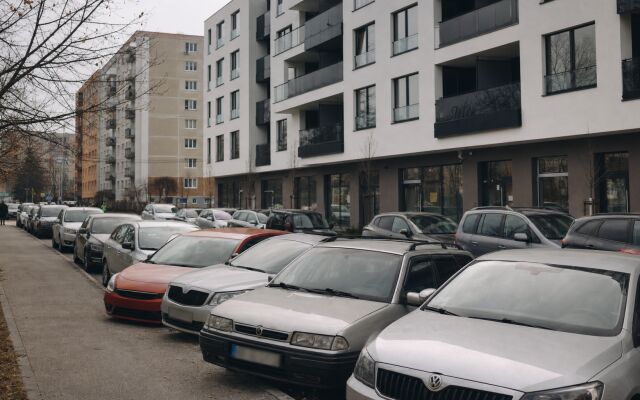 Preplnené parkovisko pred novostavbou v Bratislave