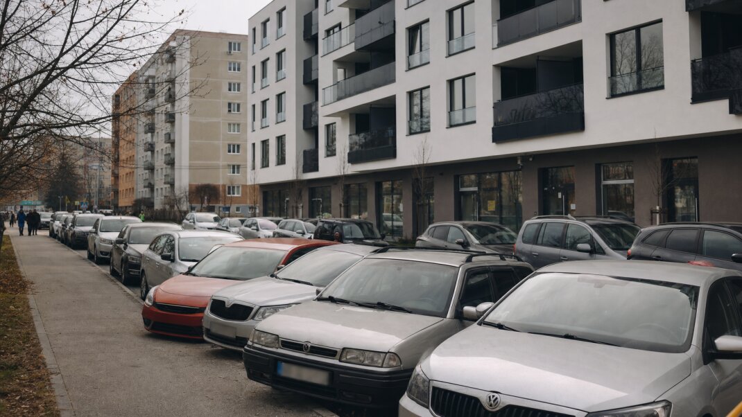 Preplnené parkovisko pred novostavbou v Bratislave