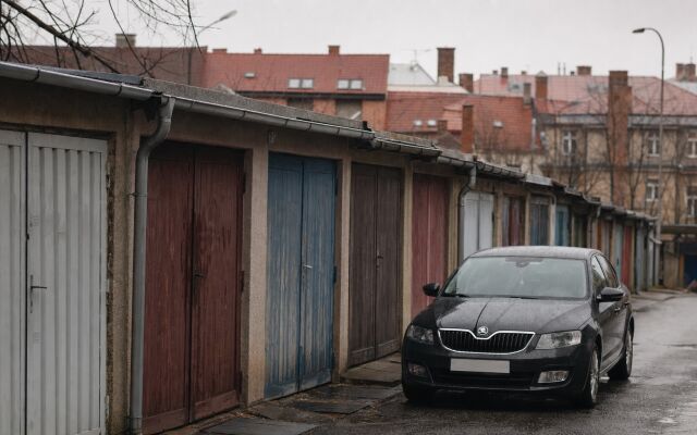Odovzdávací protokol a diaľkový ovládač na stole v garáži