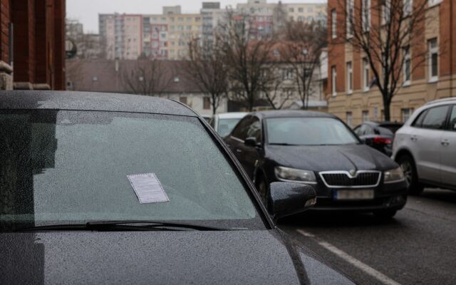 Auto zaparkované na chodníku v Bratislave, hrozí mu odťah.