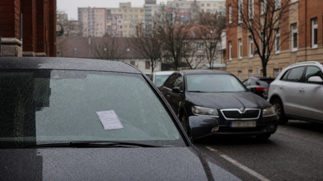 Auto zaparkované na chodníku v Bratislave, hrozí mu odťah.