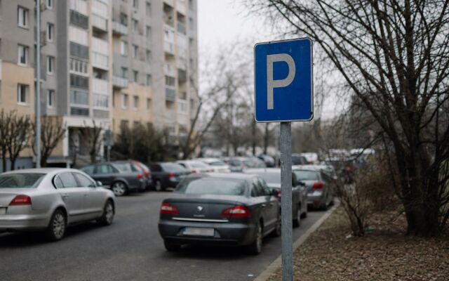 Oprava auta na parkovisku v bratislavskej rezidentskej zóne