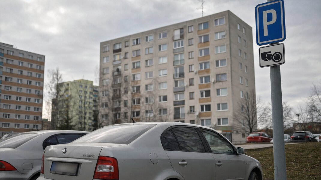 Rezidentská karta PAAS na stole s dokladmi a mestskou mapou Bratislavy