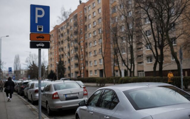 Parkovacie zóny v Bratislave s označením PAAS a autom zaparkovaným na ulici