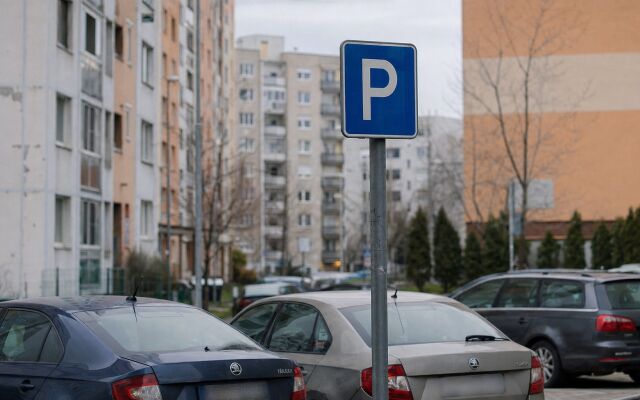 Parkovacie zóny a aplikácie na ulici v Bratislave