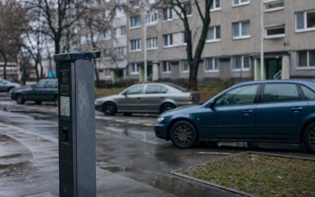 Osoba registrujúca sa na portáli PAAS na mobilnom telefóne v Bratislave