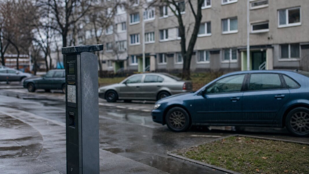 Osoba registrujúca sa na portáli PAAS na mobilnom telefóne v Bratislave