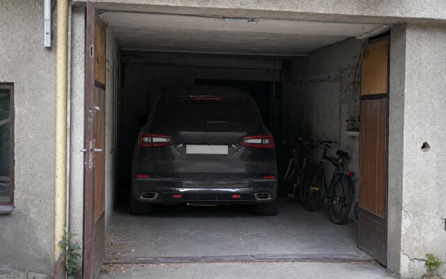 Rodinné SUV zaparkované v úzkom parkovacom mieste v Bratislave