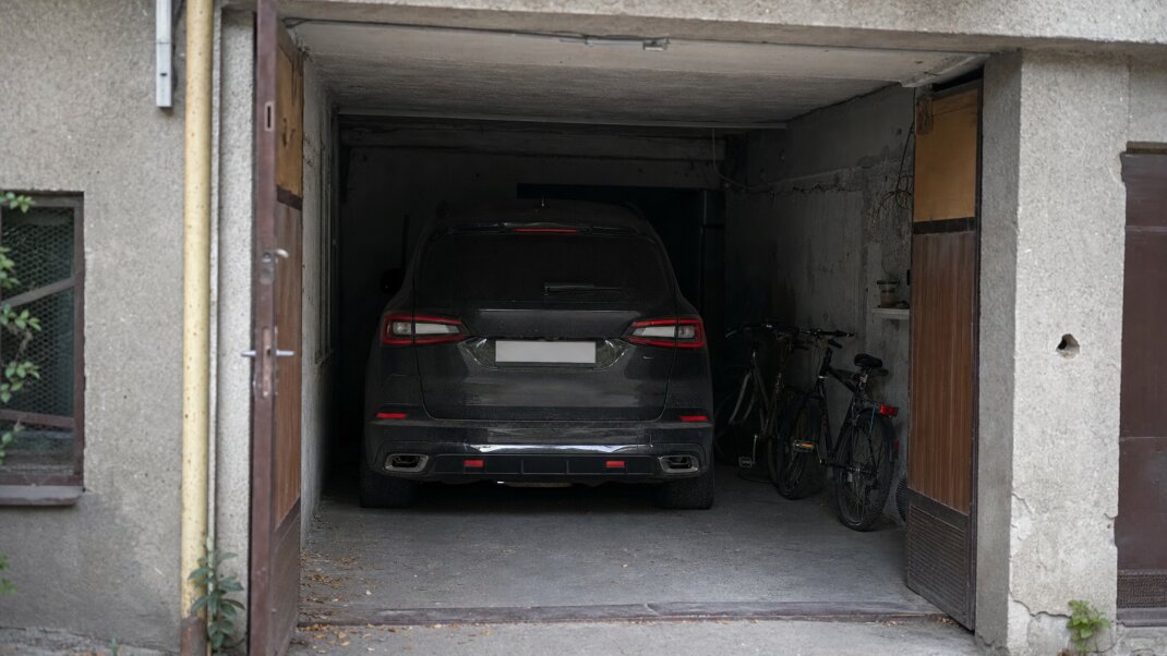 Rodinné SUV zaparkované v úzkom parkovacom mieste v Bratislave