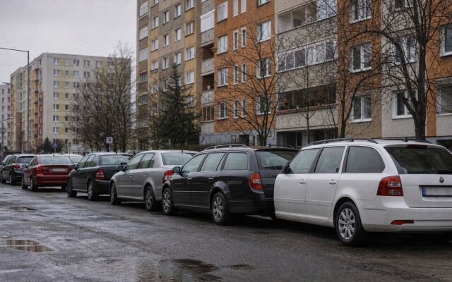 Prehľad inzerátov na parkovanie v Bratislave s grafom rastu počtu inzerátov
