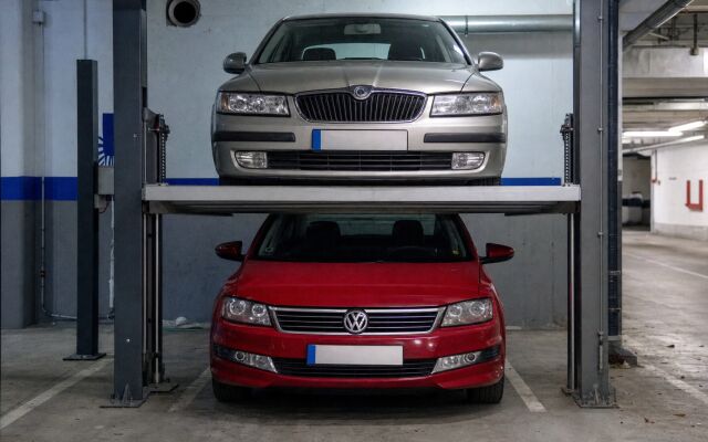 Parkovací zakladač s dvoma autami v podzemnej garáži v Bratislave
