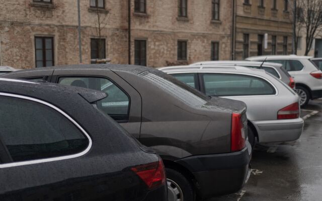 Parkovacie miesto v Bratislave s nefunkčnou parkovacou aplikáciou na displeji mobilu