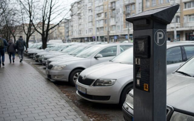 Parkovacie aplikácie na mobilnom telefóne v slovenskom mestskom prostredí