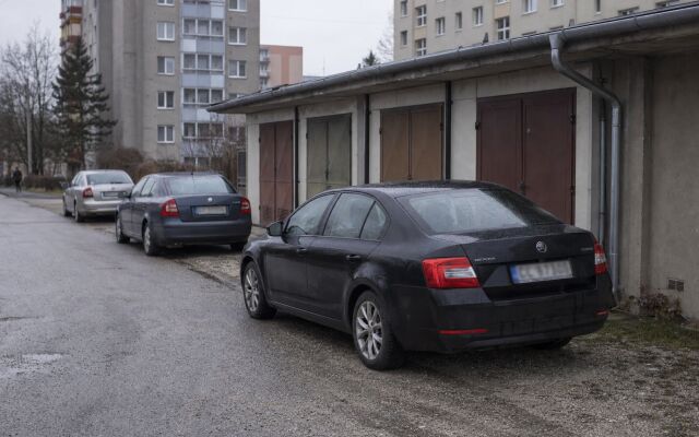 Parkovacie miesta v Bratislave s modernými garážami a autami