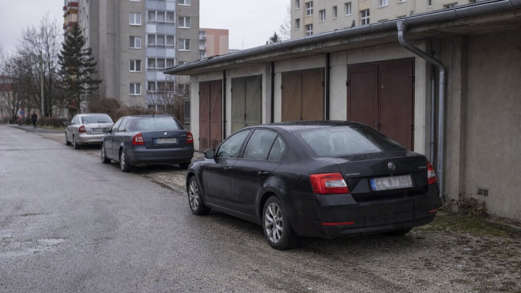 Parkovacie miesta v Bratislave s modernými garážami a autami