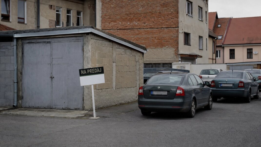 Parkovacie miesto v Košiciach s autami zaparkovanými v pozadí