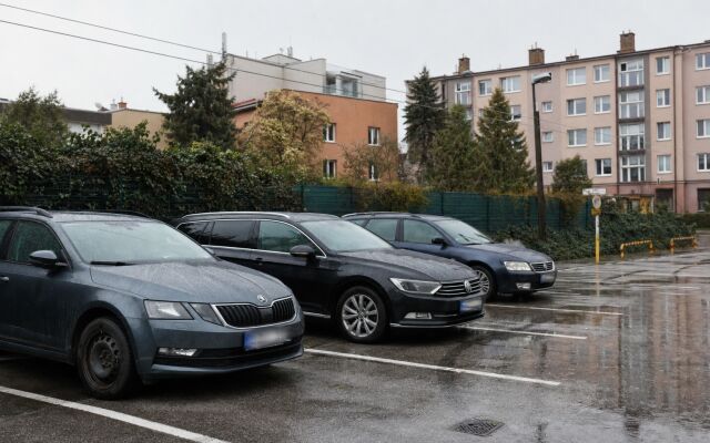 Parkovacie miesto v Trnave s novými parkovacími zónami a výstavbou okolo