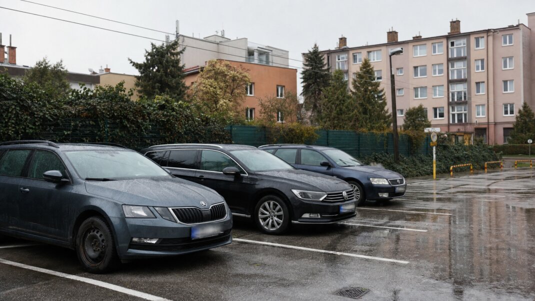 Parkovacie miesto v Trnave s novými parkovacími zónami a výstavbou okolo