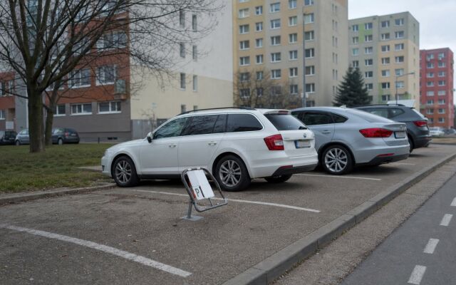 Parkovacie miesto na prenájom v Bratislave s výhľadom na mestskú časť