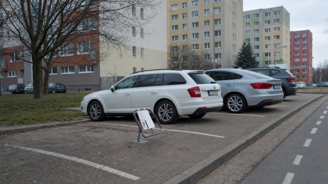 Parkovacie miesto na prenájom v Bratislave s výhľadom na mestskú časť