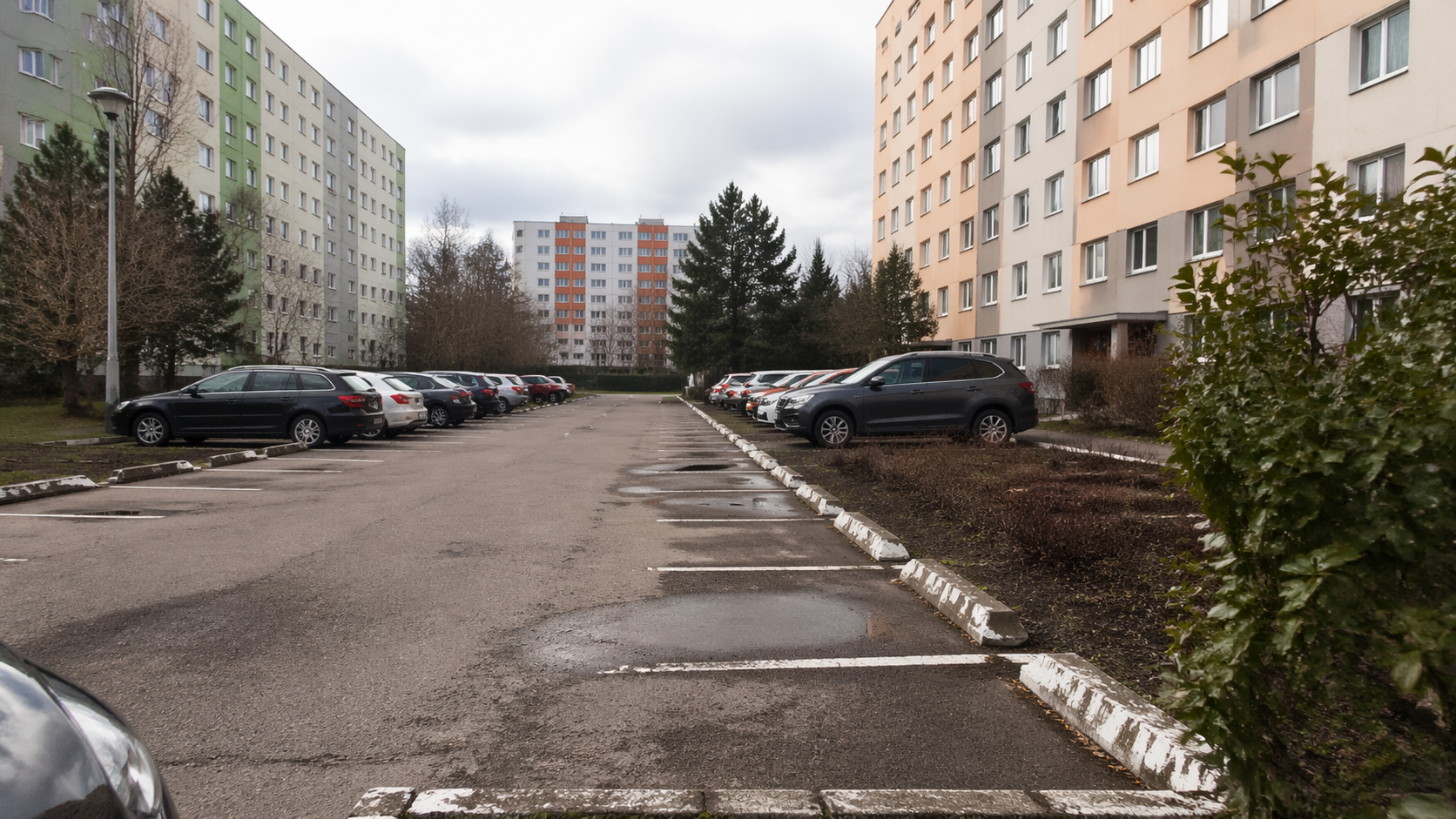 Parkovacie miesto na prenájom v Bratislave: Prehľad podľa mestských častí — wide