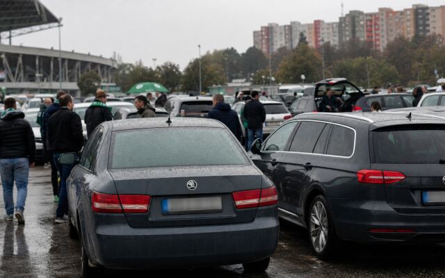 Parkovacie miesto pri štadióne počas koncertu v Bratislave