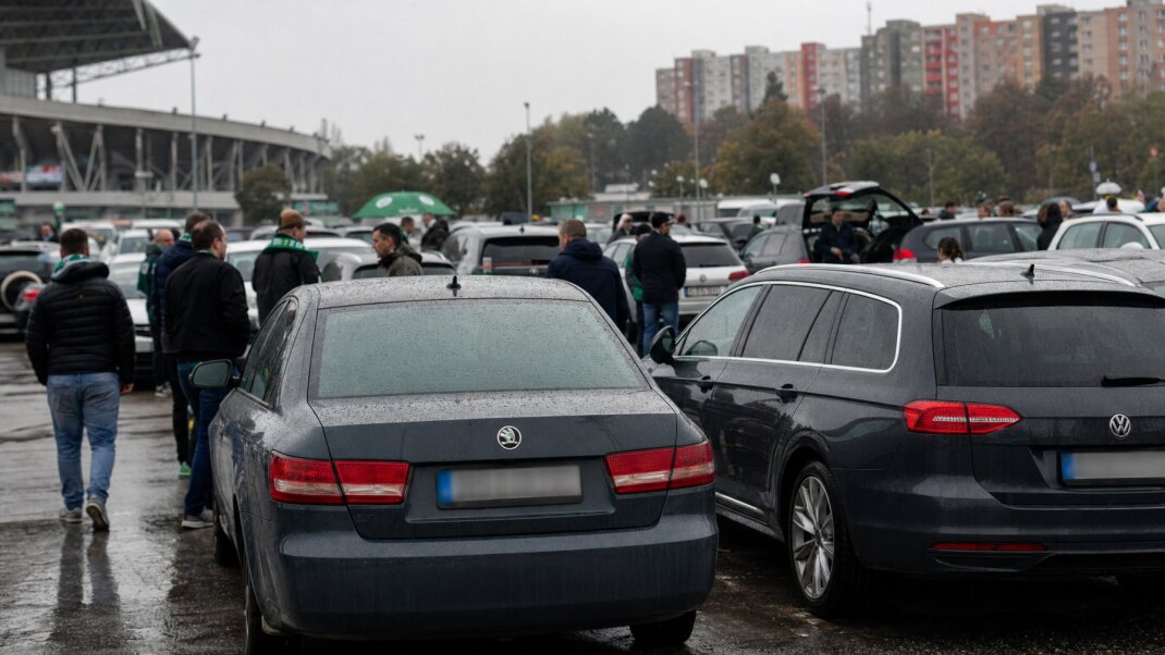 Parkovacie miesto pri štadióne počas koncertu v Bratislave