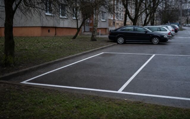 Parkovacie miesto v Bratislave s cenovkou 33 000 eur v mestskom prostredí