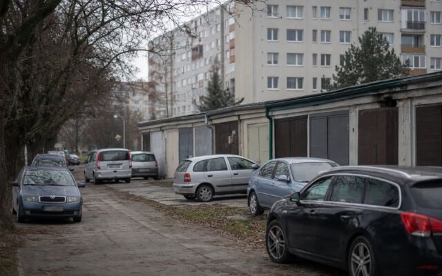 Parkovacie miesta pred novostavbou bytového domu v Bratislave