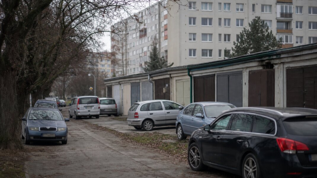 Parkovacie miesta pred novostavbou bytového domu v Bratislave