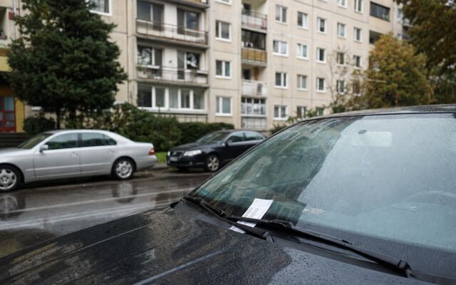 Parkovacie automaty na ulici v Bratislave s pokutami za nesprávne parkovanie