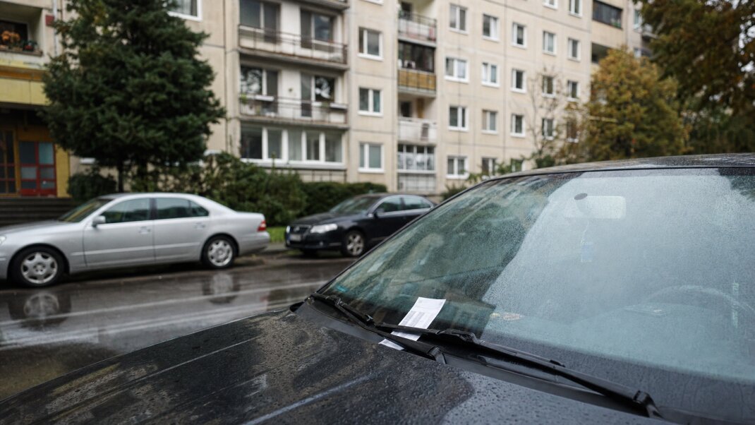 Parkovacie automaty na ulici v Bratislave s pokutami za nesprávne parkovanie