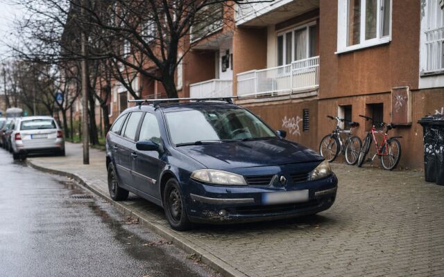Parkovanie na chodníku pred domom v slovenskej ulici