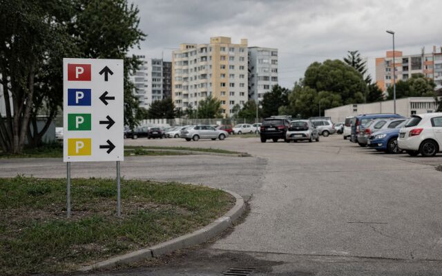 Parkovisko pred Agrokomplexom Nitra počas veľtrhu s rôznymi autami