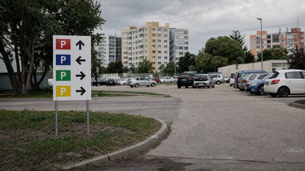 Parkovisko pred Agrokomplexom Nitra počas veľtrhu s rôznymi autami