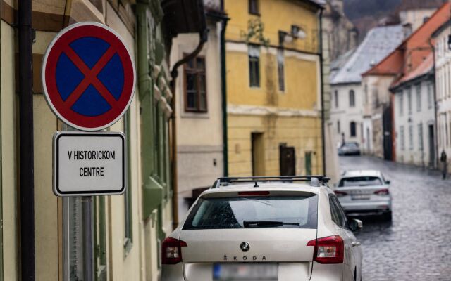 Parkovisko v Banskej Štiavnici s historickými budovami v pozadí