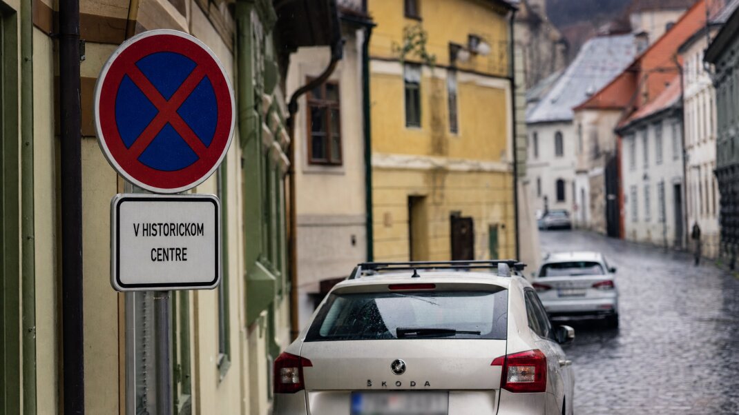 Parkovisko v Banskej Štiavnici s historickými budovami v pozadí