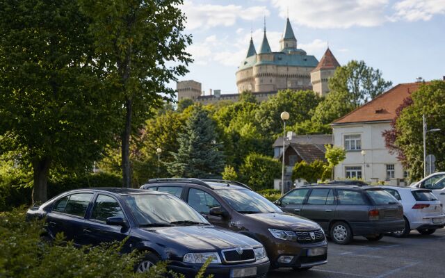 Centrálne parkovisko v Bojniciach s výhľadom na zámok a zoo