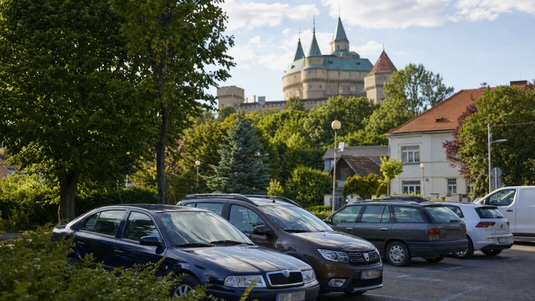 Centrálne parkovisko v Bojniciach s výhľadom na zámok a zoo