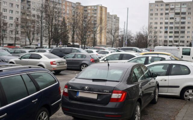 Parkovisko v Ružinove s autami a okolitou zeleňou v Bratislave