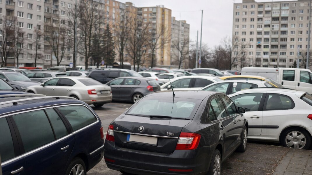 Parkovisko v Ružinove s autami a okolitou zeleňou v Bratislave
