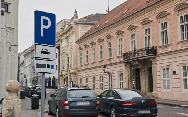 Parkovacie zóny v Starom Meste Bratislavy s autami na ulici